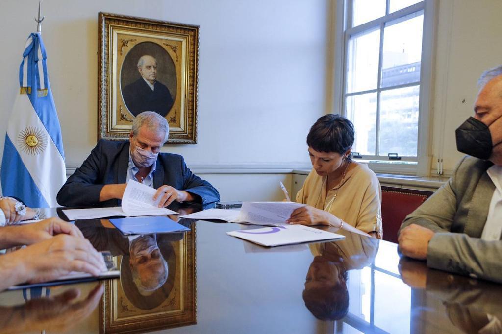 FIRMA DE CONVENIO DE ADMINISTRACIÓN DE FONDOS CON MINISTERIO DE EDUCACIÓN