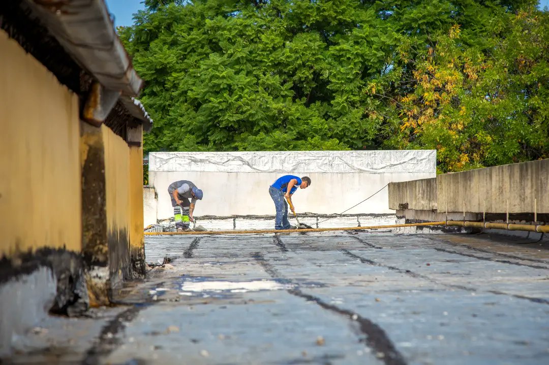 EL MUNICIPIO EJECUTA OBRAS EN LA EP Nº 81 Y LA ES Nº 45 DE QUILMES OESTE