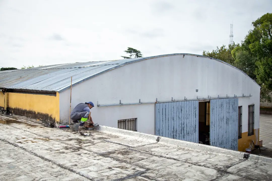 EL MUNICIPIO EJECUTA OBRAS EN LA EP Nº 81 Y LA ES Nº 45 DE QUILMES OESTE