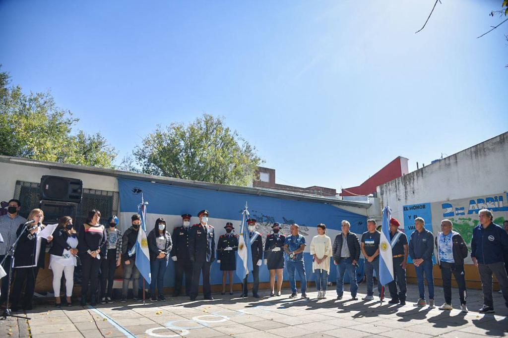 MAYRA PARTICIPÓ DEL HOMENAJE A LOS VETERANOS DE MALVINAS EN LA PRIMARIA 69