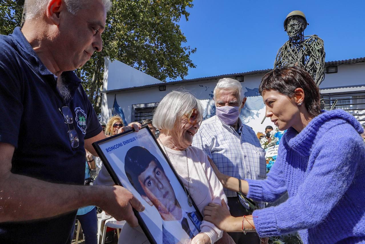 MAYRA JUNTO A VETERANOS DE MALVINAS A 40 AÑOS DE LA GUERRA
