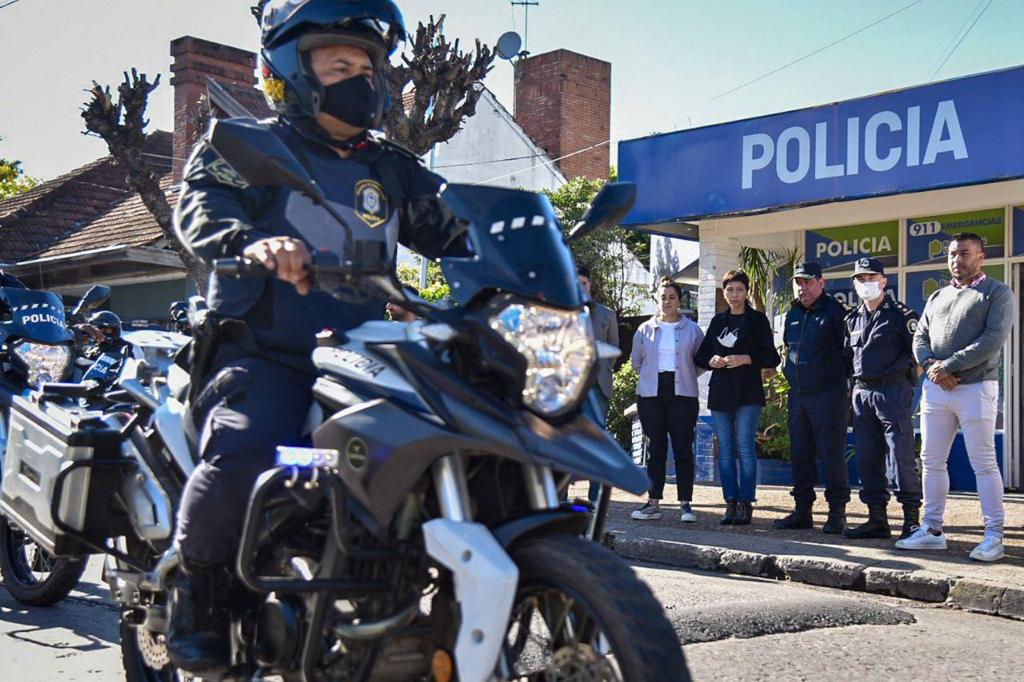 MAYRA VISITÓ LA COMISARÍA NOVENA DE QUILMES OESTE