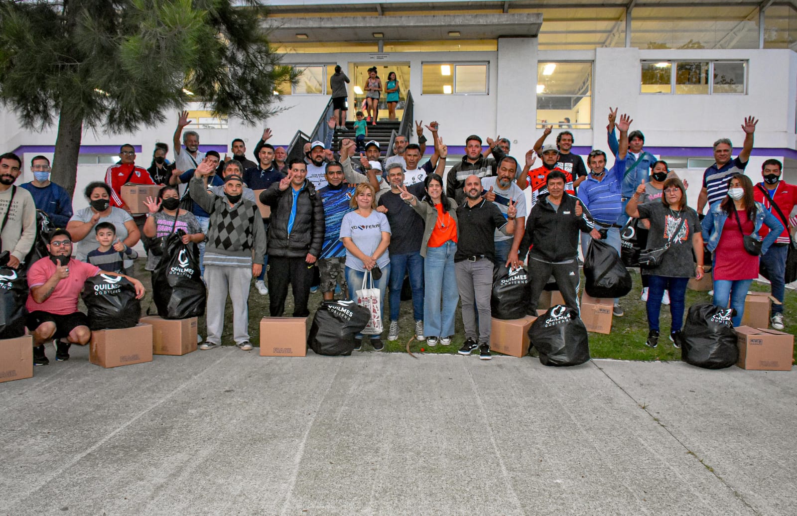 MATERIAL DEPORTIVO Y LUMINARIAS LED PARA CLUBES DE BARRIO EN QUILMES