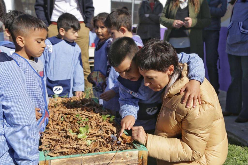 MAYRA EN EL INICIO DEL TALLER DE HUERTA PARA EL JARDÍN MUNICIPAL Nº 5 