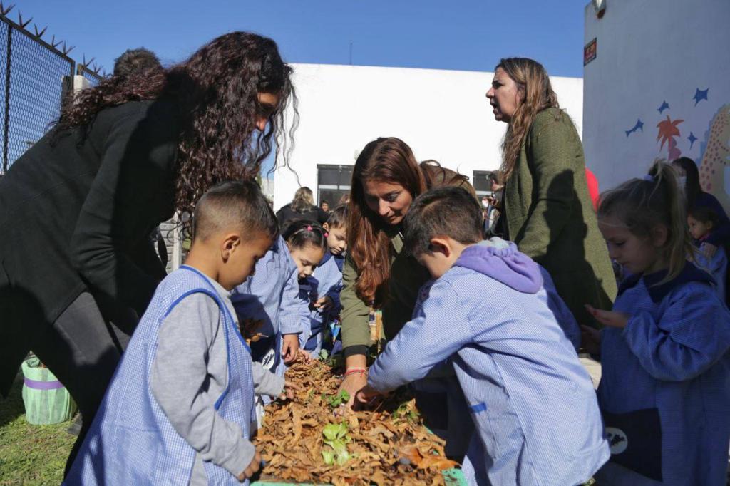 MAYRA EN EL INICIO DEL TALLER DE HUERTA PARA EL JARDÍN MUNICIPAL Nº 5 