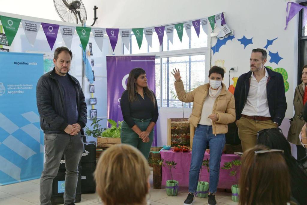 MAYRA EN EL INICIO DEL TALLER DE HUERTA PARA EL JARDÍN MUNICIPAL Nº 5 