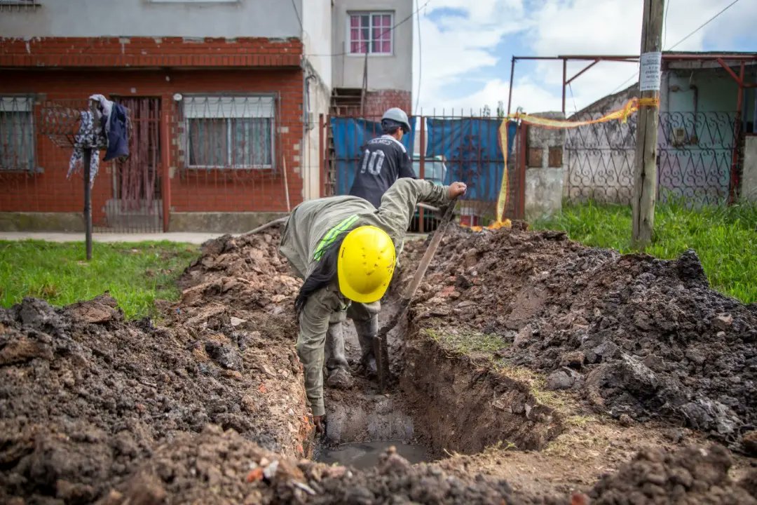 CONTINÚAN LOS TRABAJOS DE CLOACAS EN EL BARRIO LA PAZ