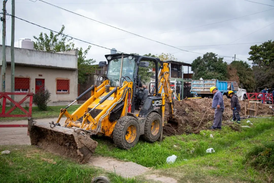 CONTINÚAN LOS TRABAJOS DE CLOACAS EN EL BARRIO LA PAZ