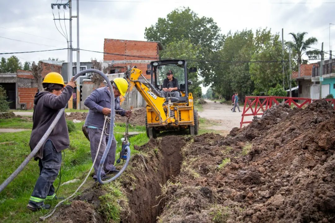 CONTINÚAN LOS TRABAJOS DE CLOACAS EN EL BARRIO LA PAZ