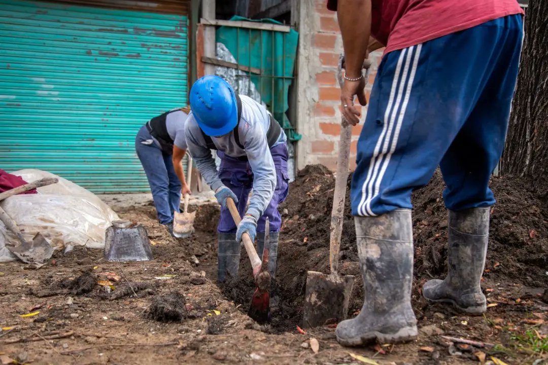 CONTINÚAN LOS TRABAJOS DE CLOACAS EN EL BARRIO LA PAZ