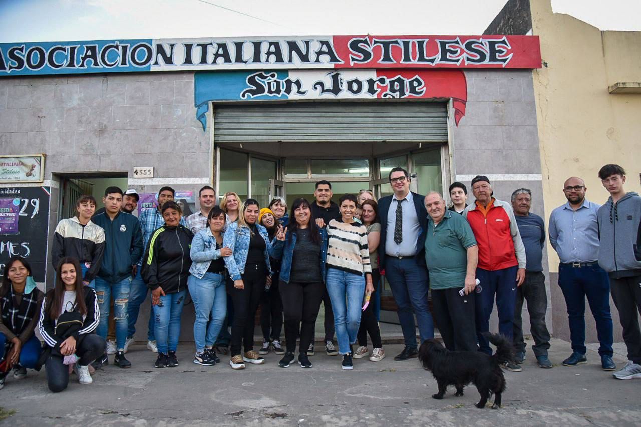 MAYRA SE REUNIÓ CON VECINOS Y VECINAS DE VILLA LA FLORIDA