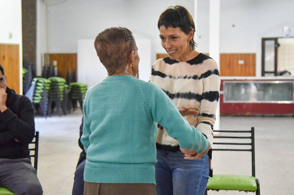 MAYRA SE REUNIÓ CON VECINOS Y VECINAS DE VILLA LA FLORIDA