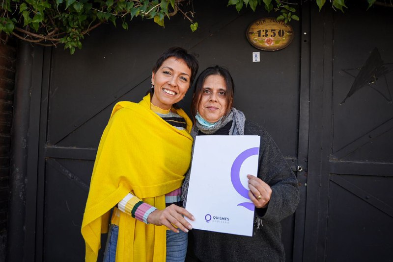 MAYRA ENTREGÓ LA ESCRITURA DE DOMICILIO A UN MATRIMONIO DE QUILMES