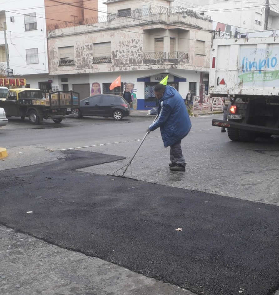 OBRAS DE BACHEO Y REPARACIÓN DE PAVIMENTO SOBRE LA AVENIDA ANDRÉS BARANDA