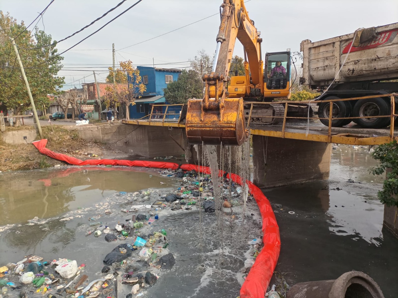 OBRAS DE BACHEO Y REPARACIÓN DE PAVIMENTO SOBRE LA AVENIDA ANDRÉS BARANDA