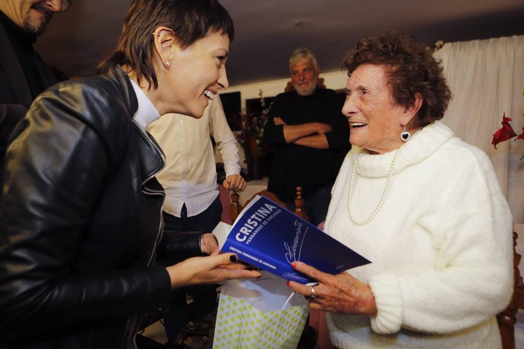  MAYRA JUNTO A LA VECINA VELIA PONCELA EN SU CUMPLEAÑOS NÚMERO 100