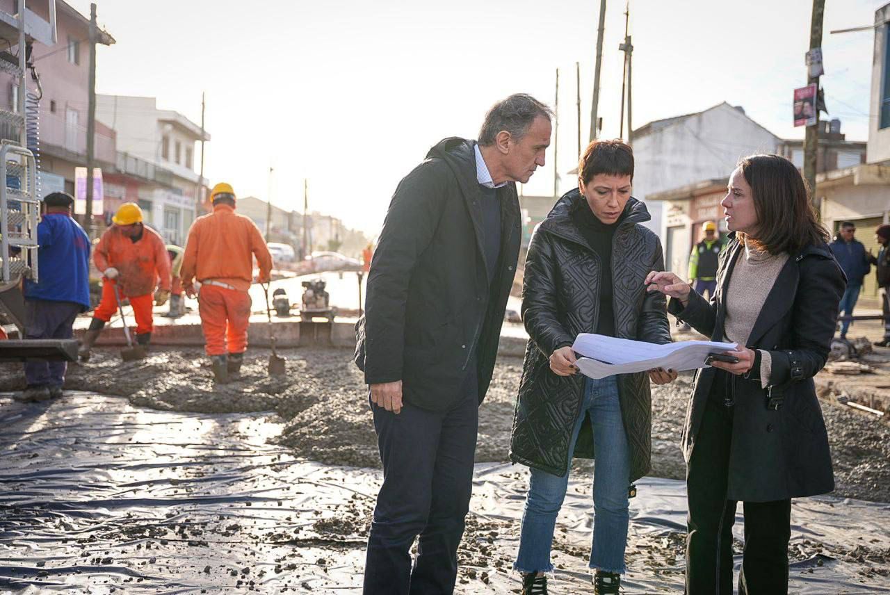 MAYRA Y KATOPODIS RECORRIERON OBRAS DE PAVIMENTACIÓN EN SOLANO Y EZPELETA