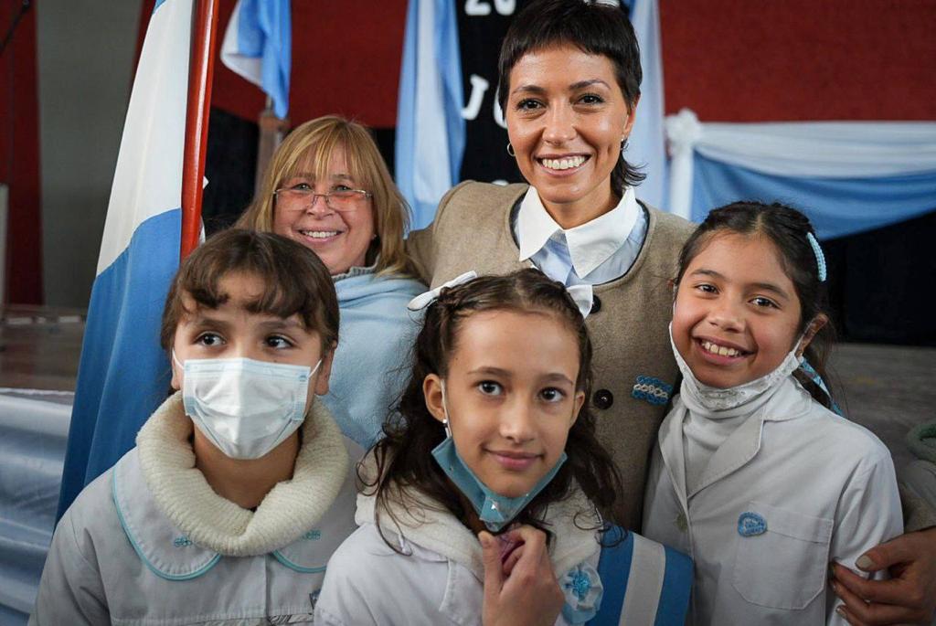 MAYRA CON ALUMNOS Y ALUMNAS DE QUILMES EN EL ACTO DE PROMESA A LA BANDERA