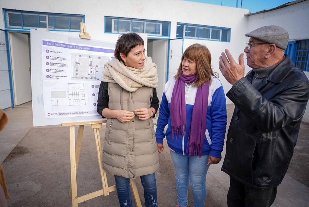 MAYRA RECORRIÓ LAS OBRAS DE AMPLIACIÓN DEL POLIDEPORTIVO VECINAL DE SOLANO