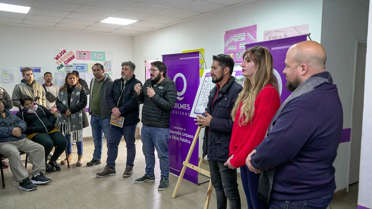 FUNCIONARIOS MUNICIPALES CON VECINOS DE LOS BARRIOS LA ODISEA Y NOVAK