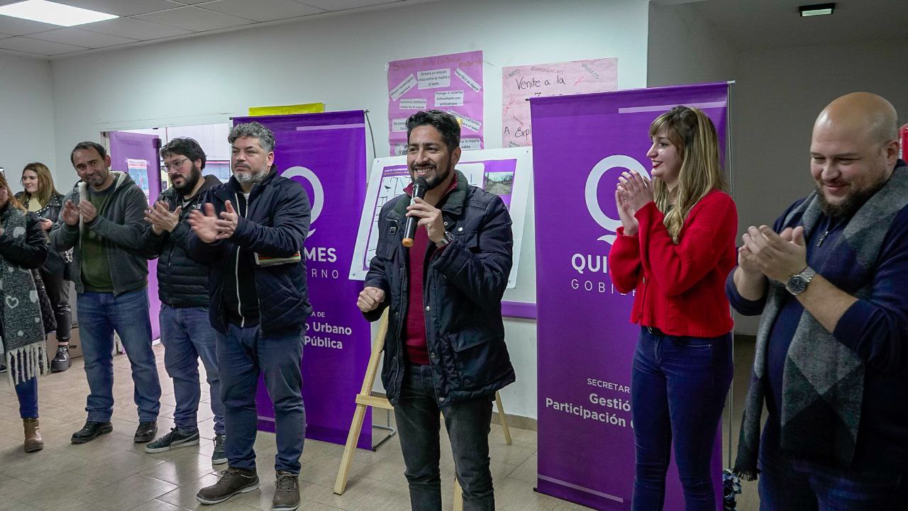 FUNCIONARIOS MUNICIPALES CON VECINOS DE LOS BARRIOS LA ODISEA Y NOVAK