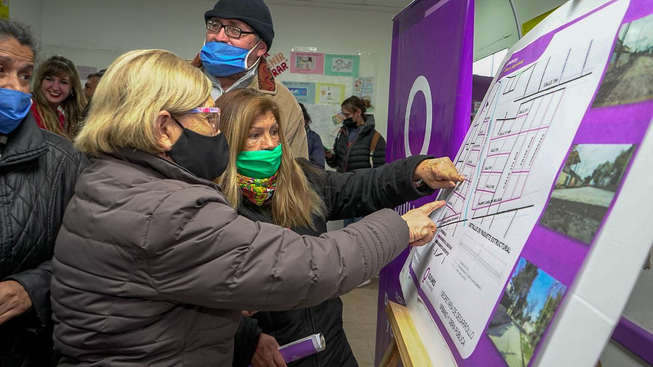 FUNCIONARIOS MUNICIPALES CON VECINOS DE LOS BARRIOS LA ODISEA Y NOVAK