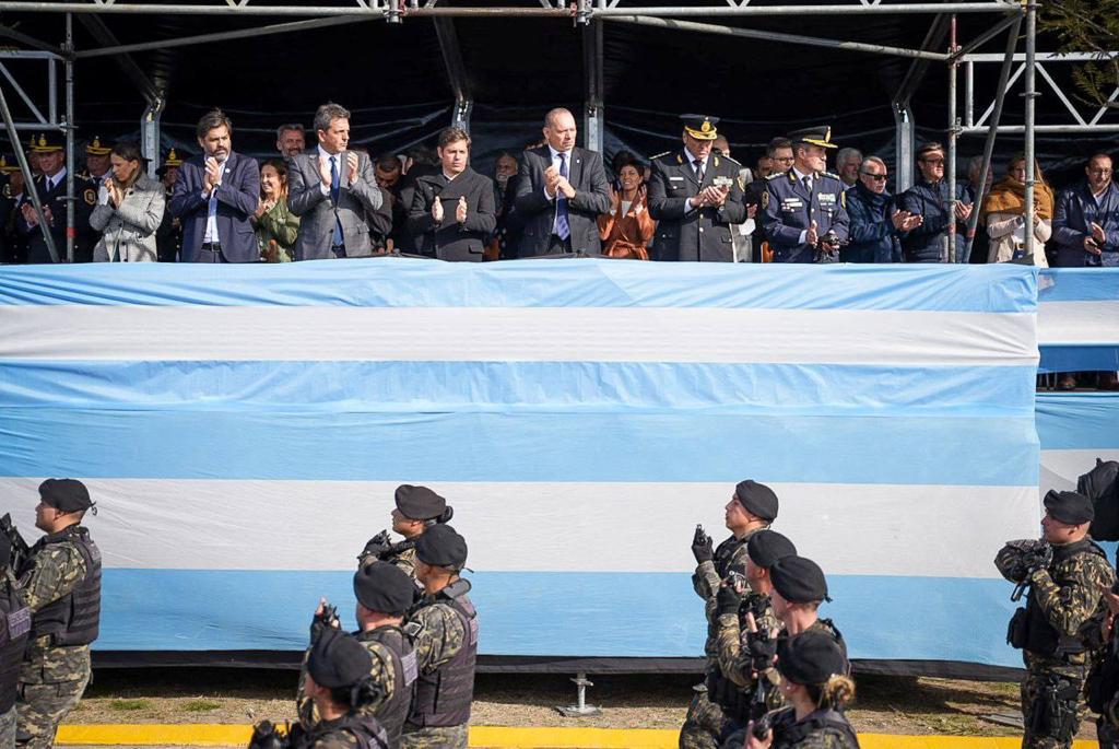 MAYRA Y KICILLOF EN JURA A LA BANDERA DE CADETES DE LA POLICÍA BONAERENSE