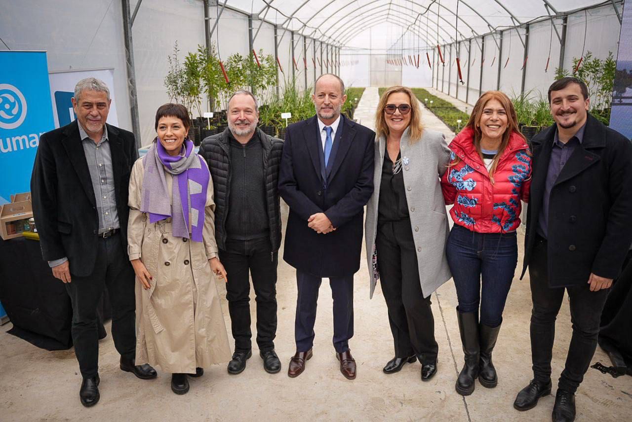 MAYRA JUNTO A FERRARESI E INSAURRALDE EN LA INAUGURACIÓN DE UN INVERNADERO