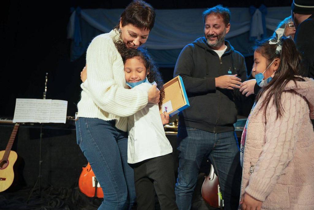 MAYRA ENTREGÓ NUEVOS INSTRUMENTOS A LAS ORQUESTAS Y COROS DEL DISTRITO