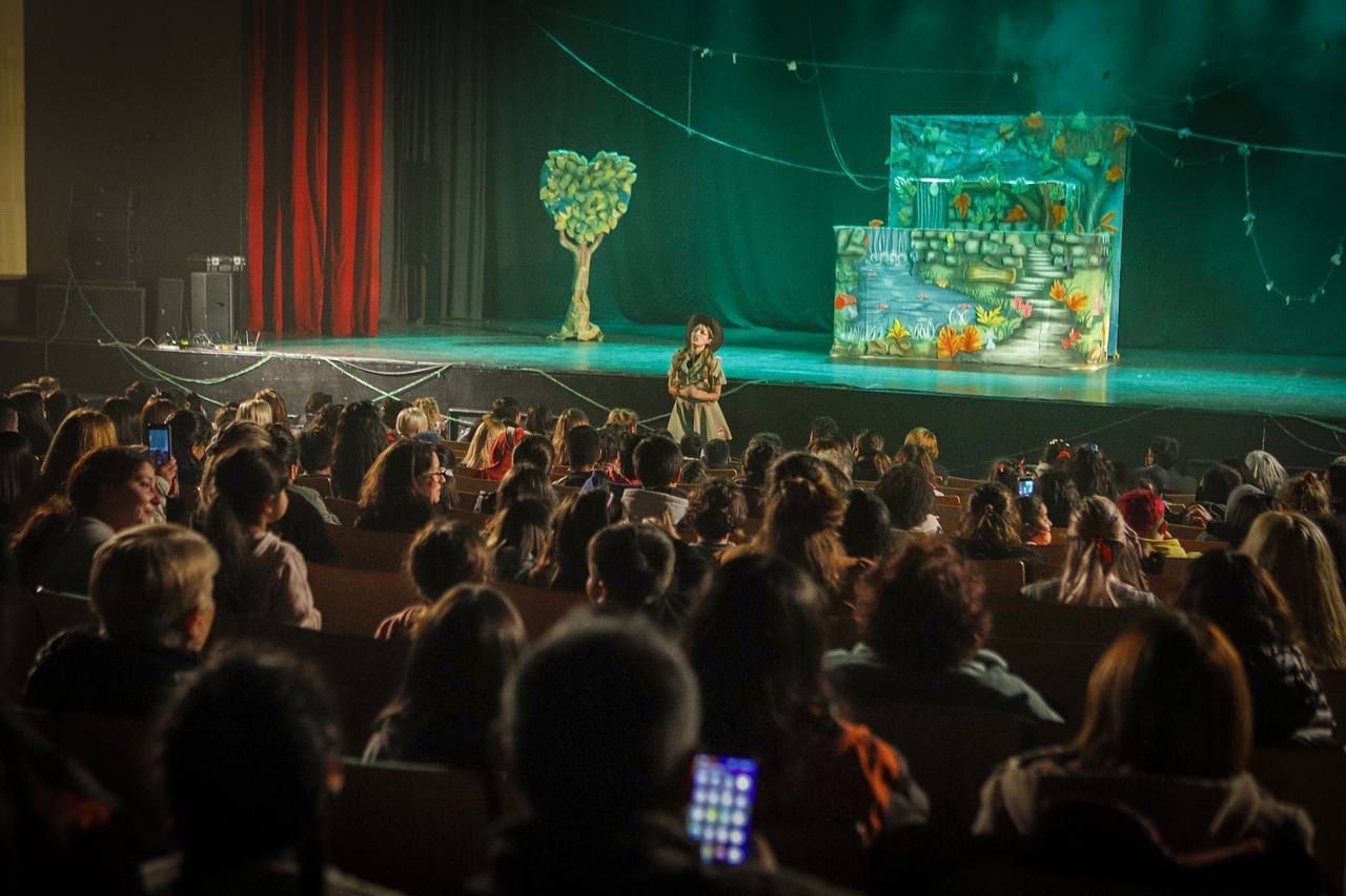 MAYRA MENDOZA SALUDÓ A LAS FAMILIAS QUE FUERON AL TEATRO MUNICIPAL
