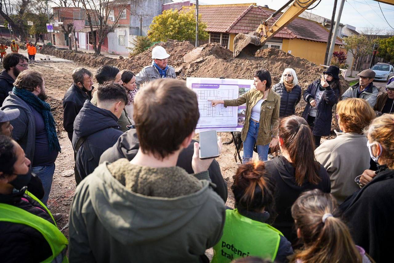 MAYRA LLEVA PAVIMENTOS, MEJORAS Y NUEVOS EDIFICIOS ESCOLARES AL BARRIO IAPI
