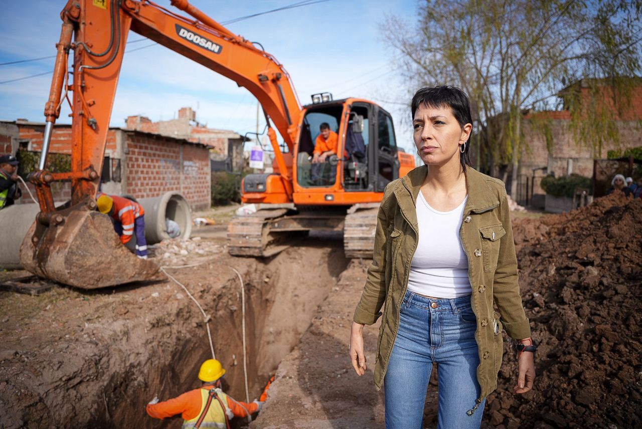 MAYRA LLEVA PAVIMENTOS, MEJORAS Y NUEVOS EDIFICIOS ESCOLARES AL BARRIO IAPI
