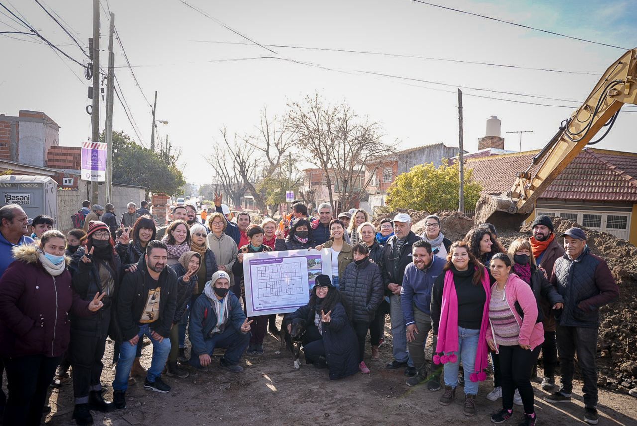 MAYRA LLEVA PAVIMENTOS, MEJORAS Y NUEVOS EDIFICIOS ESCOLARES AL BARRIO IAPI