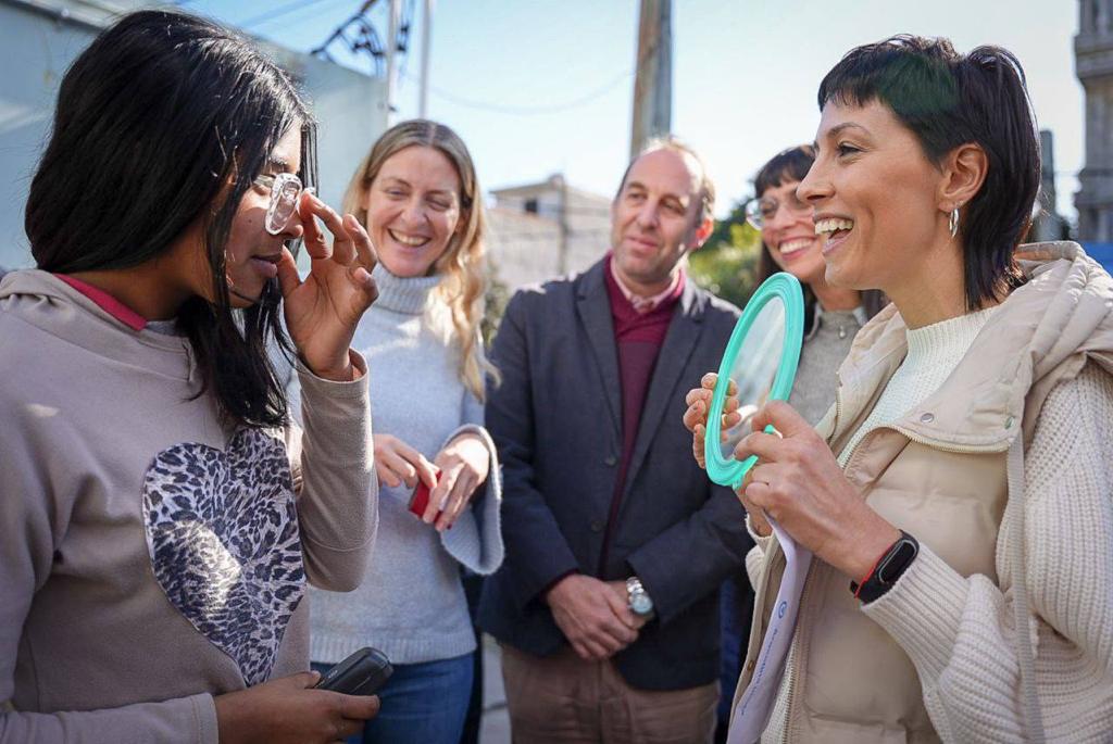 MAYRA ENCABEZÓ LA ENTREGA DE LENTES A VECINOS EN EZPELETA