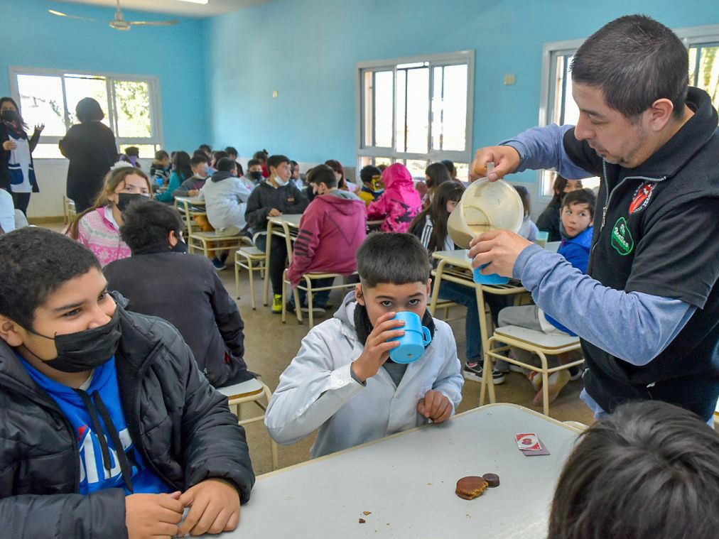 ALFAJORES Y CHOCOLATADA PARA LOS CHICOS DE LAS 266 ESCUELAS PÚBLICAS