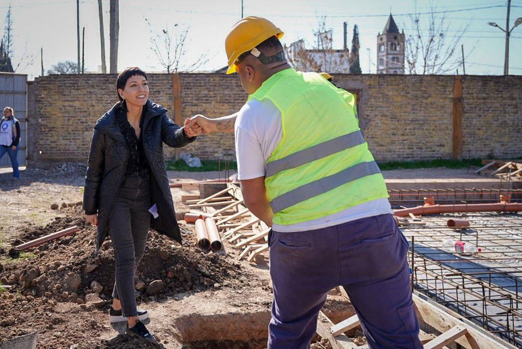 MAYRA RECORRIÓ LOS AVANCES DEL NUEVO EDIFICIO DEL INSTITUTO DOCENTE Nº83