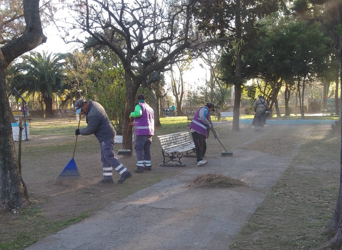 TRABAJOS DE LIMPIEZA INTEGRAL EN PLAZAS Y ESCUELAS DE BERNAL