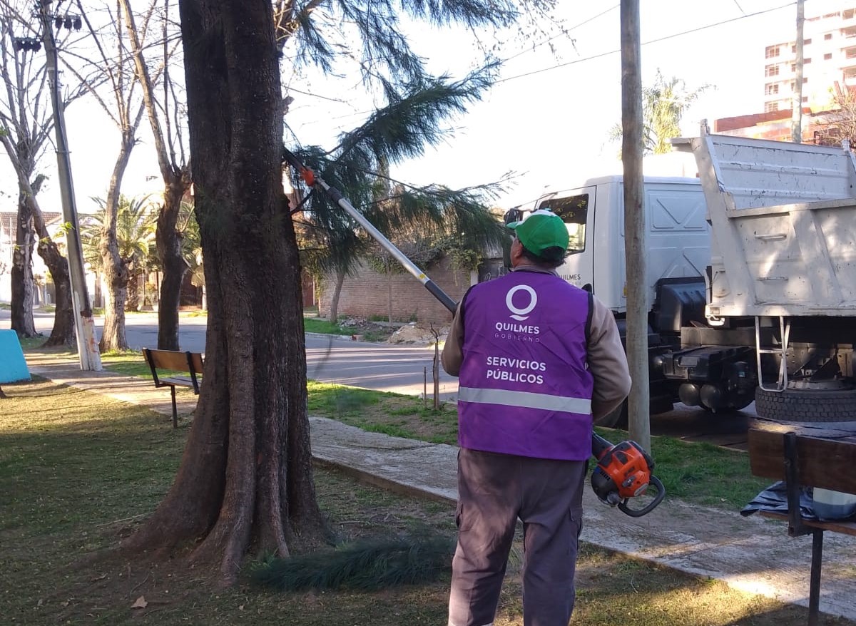 TRABAJOS DE LIMPIEZA INTEGRAL EN PLAZAS Y ESCUELAS DE BERNAL