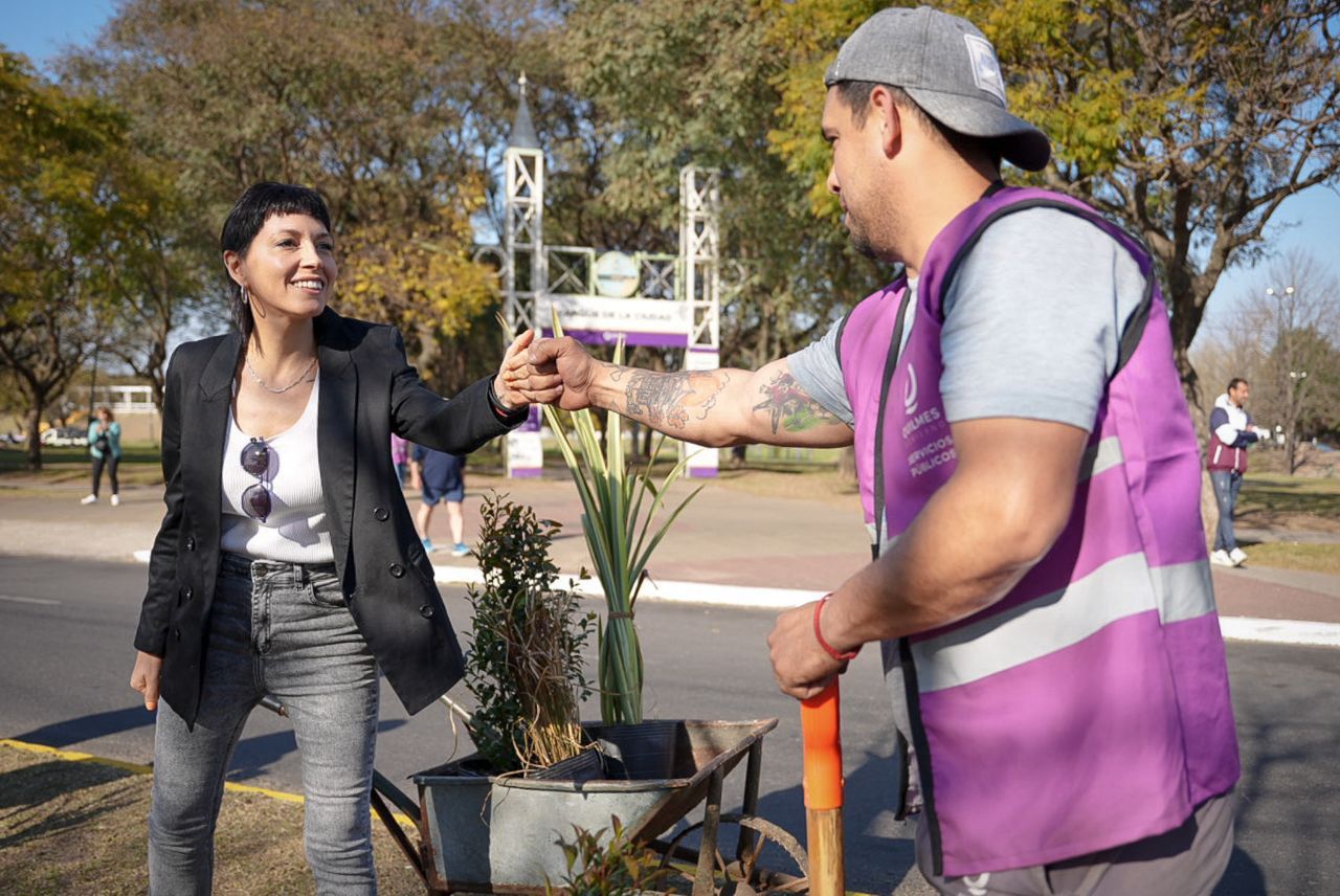 MAYRA SUPERVISÓ LOS TRABAJOS DE LIMPIEZA EN EL PARQUE DE LA CIUDAD