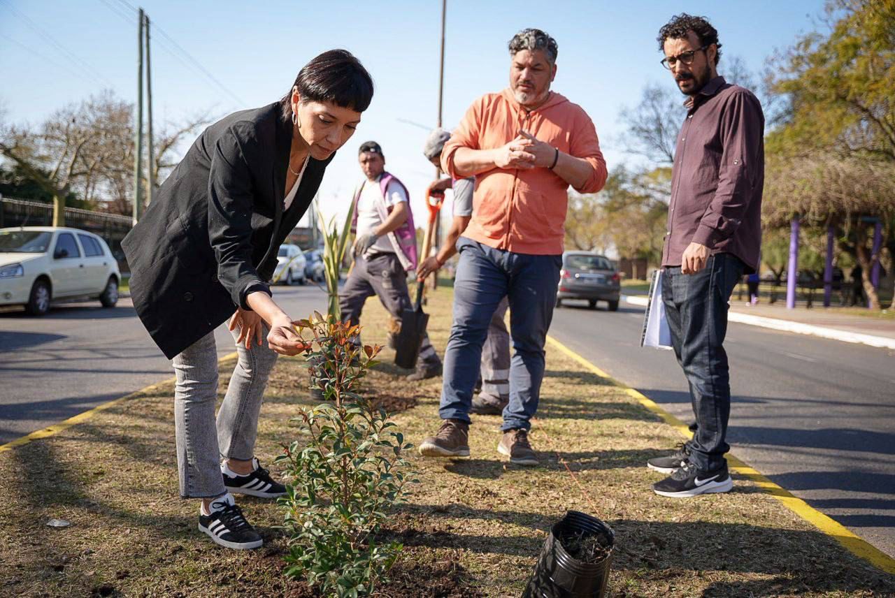 MAYRA SUPERVISÓ LOS TRABAJOS DE LIMPIEZA EN EL PARQUE DE LA CIUDAD