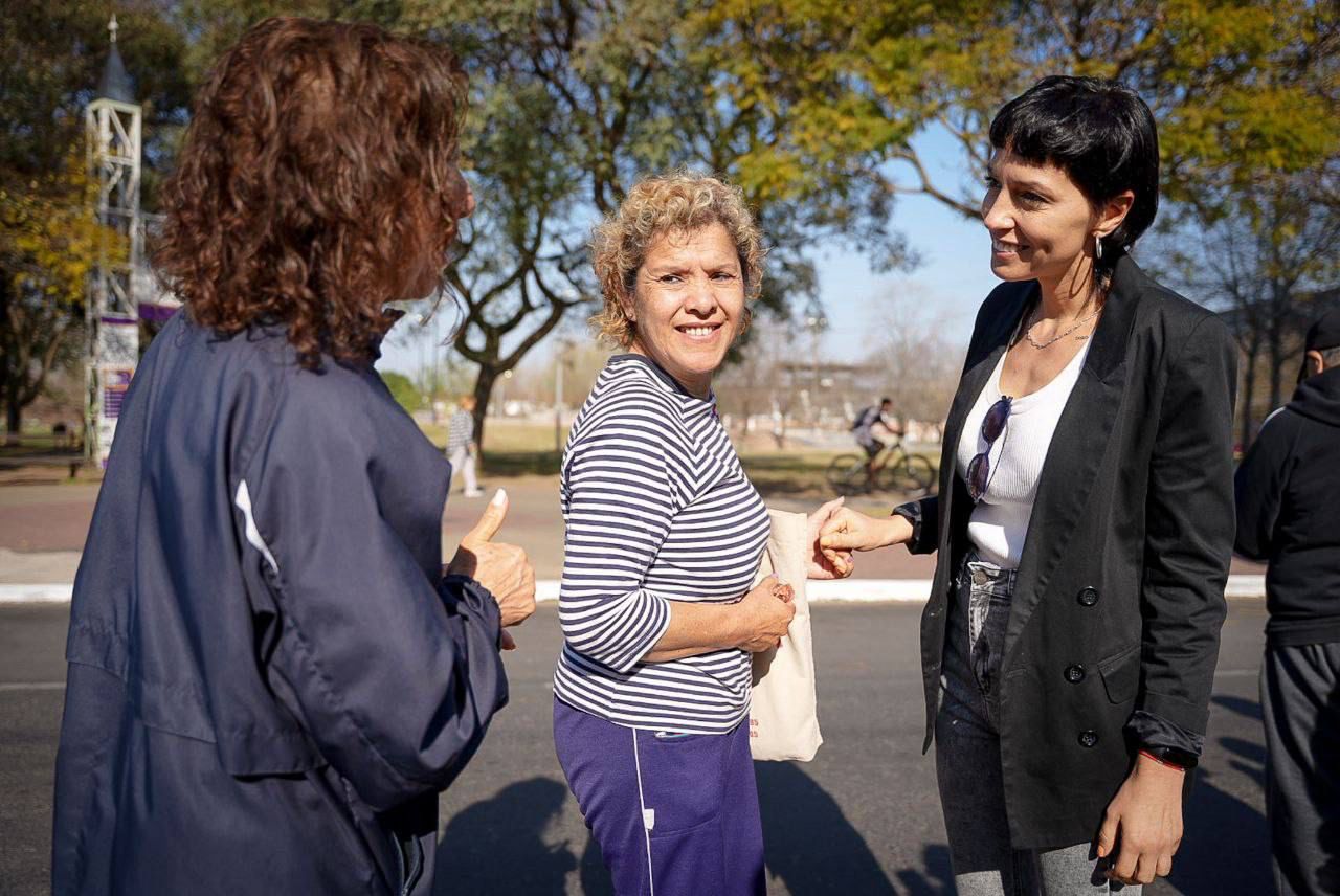 MAYRA SUPERVISÓ LOS TRABAJOS DE LIMPIEZA EN EL PARQUE DE LA CIUDAD