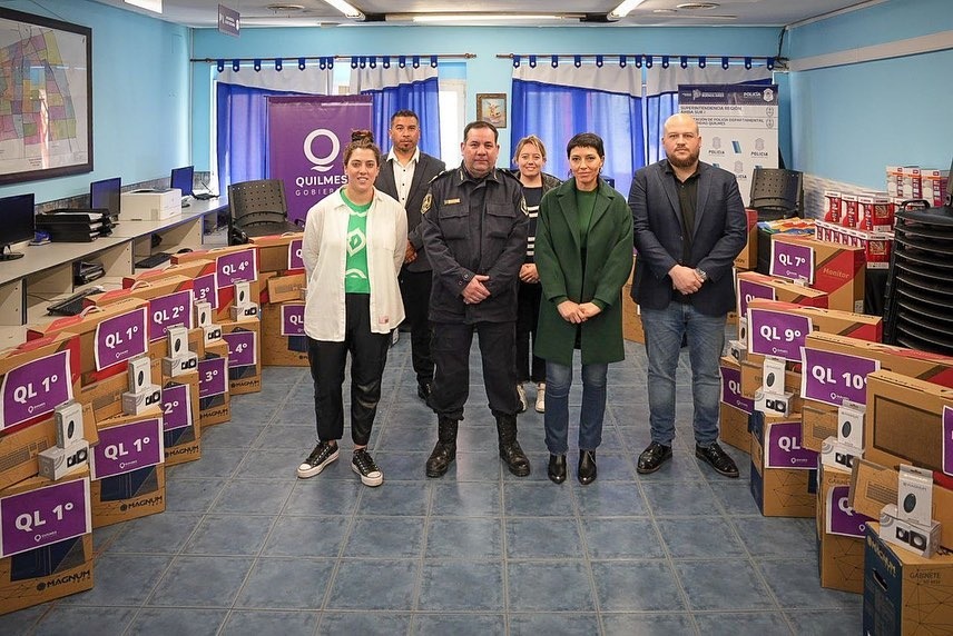 MAYRA ENTREGÓ COMPUTADORAS E INSUMOS A TODAS LAS COMISARÍAS DEL DISTRITO