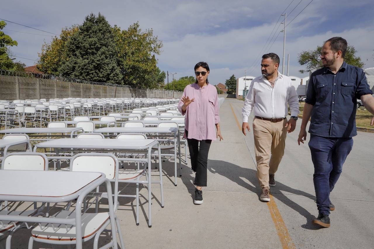 MAYRA ENTREGÓ NUEVO MOBILIARIO ESCOLAR PARA ESCUELAS DEL DISTRITO
