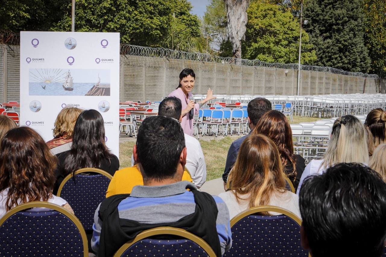 MAYRA ENTREGÓ NUEVO MOBILIARIO ESCOLAR PARA ESCUELAS DEL DISTRITO