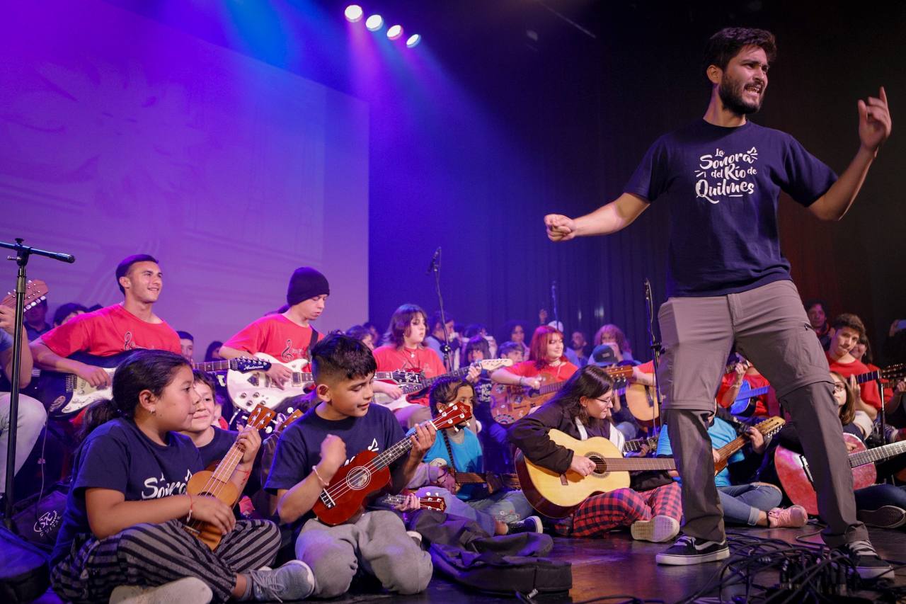 PRESENTARON EL TEMA MUSICAL “SOMOS DE QUILMES” EN EL TEATRO MUNICIPAL