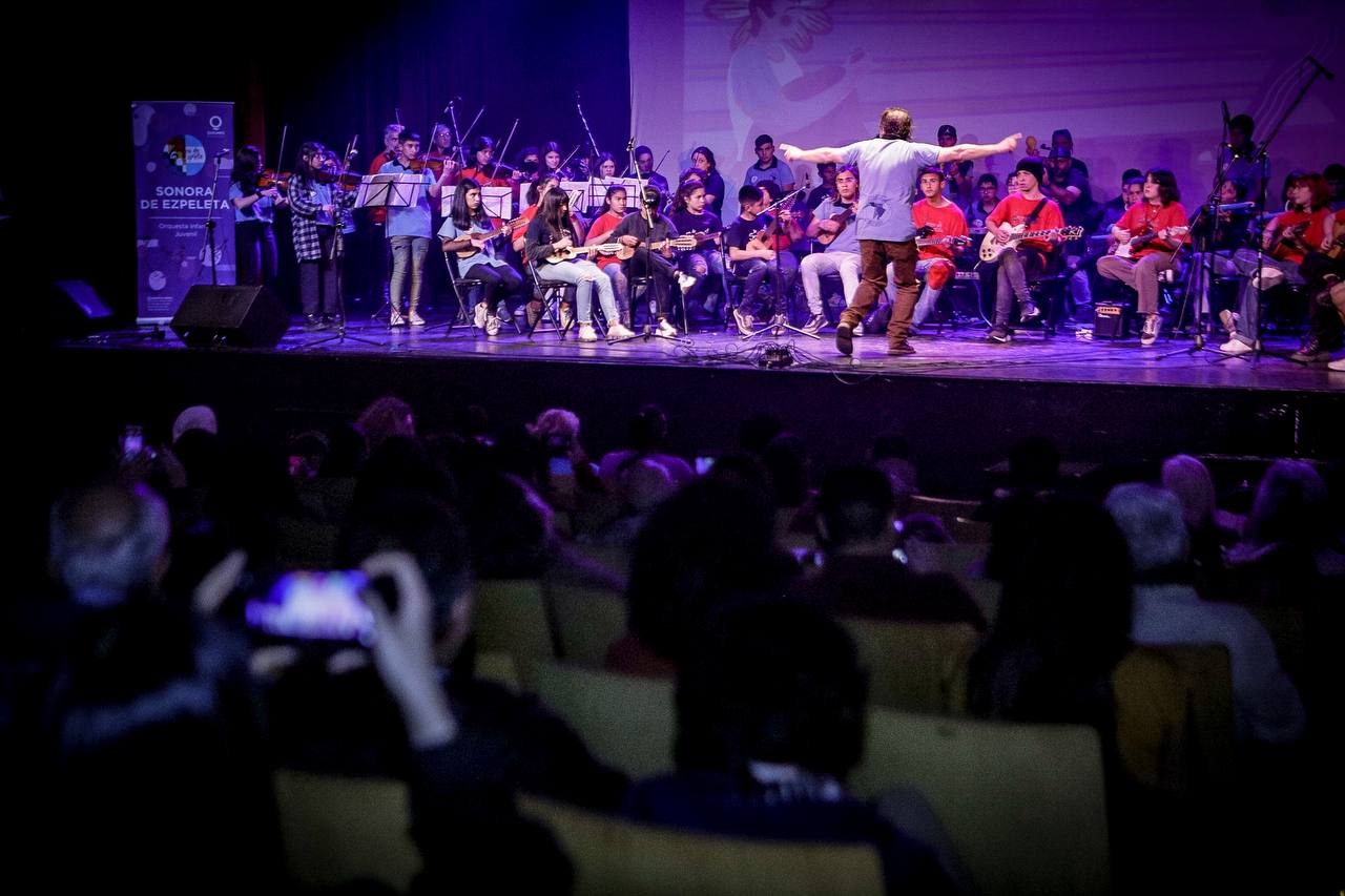 PRESENTARON EL TEMA MUSICAL “SOMOS DE QUILMES” EN EL TEATRO MUNICIPAL