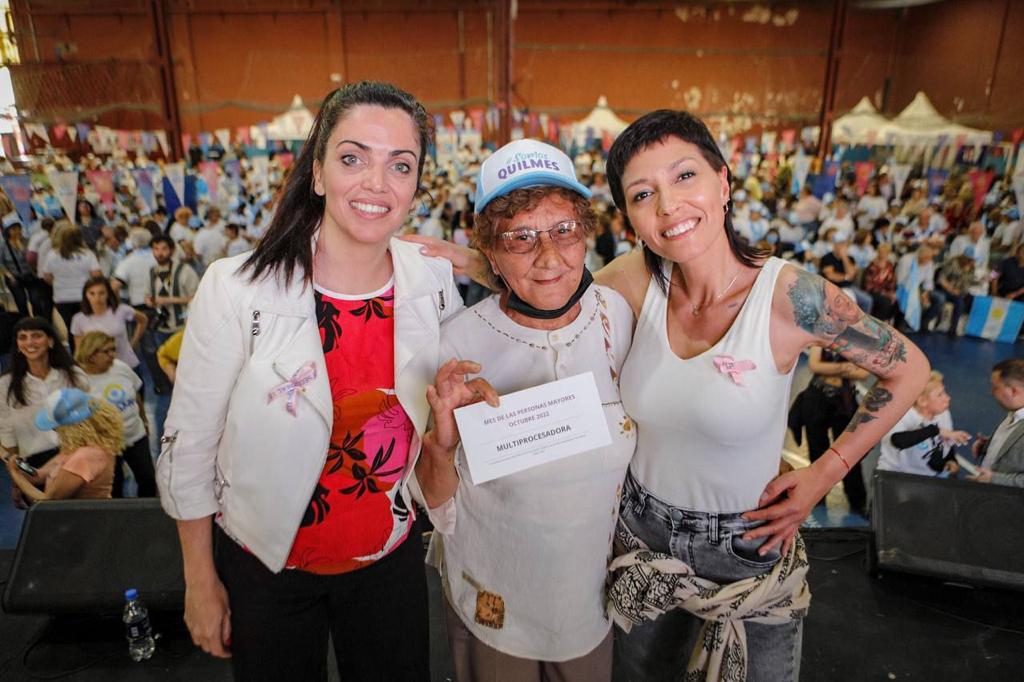 MAYRA Y LUANA VOLNOVICH EN LOS FESTEJOS POR EL MES DE LAS PERSONAS MAYORES