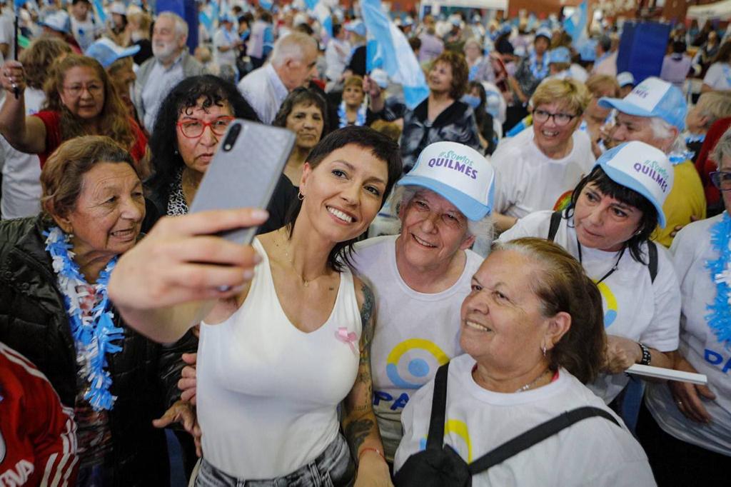 MAYRA Y LUANA VOLNOVICH EN LOS FESTEJOS POR EL MES DE LAS PERSONAS MAYORES