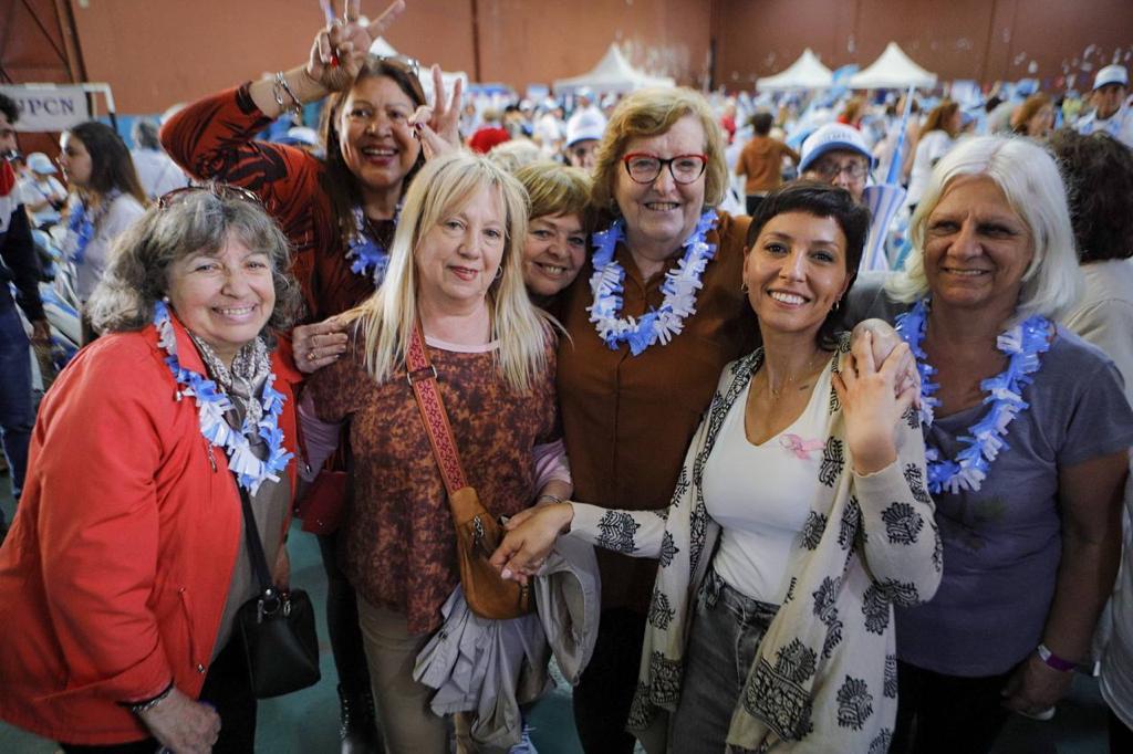 MAYRA Y LUANA VOLNOVICH EN LOS FESTEJOS POR EL MES DE LAS PERSONAS MAYORES