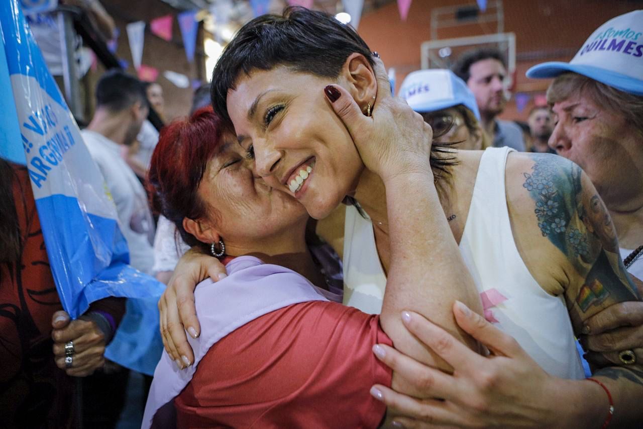 MAYRA Y LUANA VOLNOVICH EN LOS FESTEJOS POR EL MES DE LAS PERSONAS MAYORES